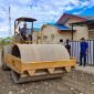 Wakil Calon Bupati Mimika, Yusuf Rombe, menurunkan alat berat untuk memperbaiki jalan di Kompleks Griya Intan Satu. (Foto: Istimewa/Tim AIYE)