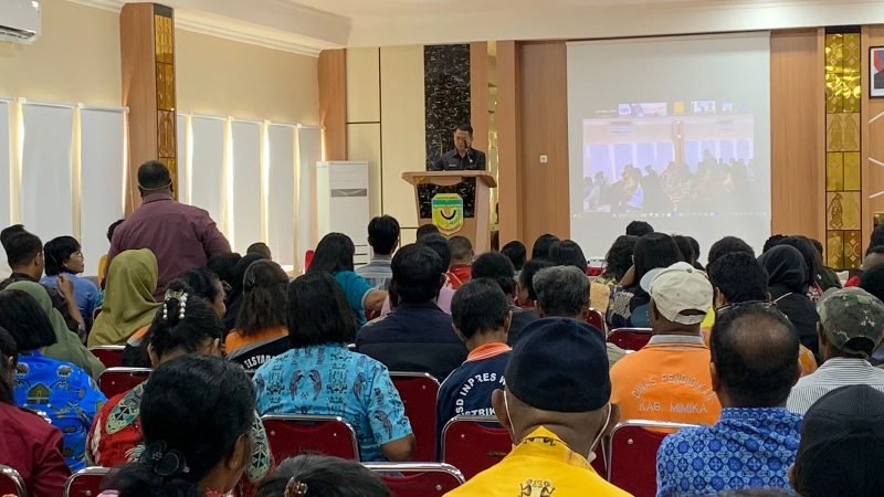 Penjabat Bupati Mimika, Valentinus Sudarjanto Sumito, mendengarkan pernyataan dari seorang kepala sekolah. (Foto: Galeri Papua/Wahyu)