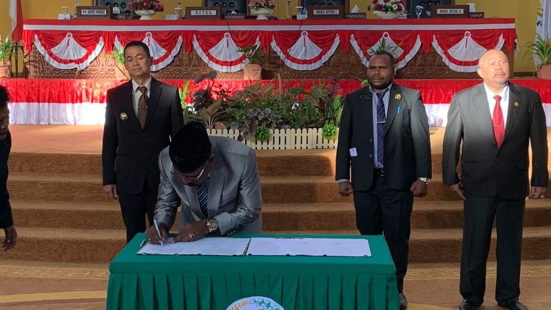 Ketua DPRD Kabupaten Mimika, Anthon Bukaleng, menandatangani berita acara pengesahan 8 Raperda non APBD. (Foto: Galeri Papua/Wahyu)