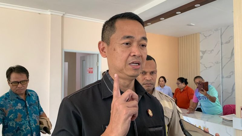 Penjabat (Pj) Bupati Mimika, Valentinus Sudarjanto Sumito. (Foto: Galeri Papua/Wahyu)