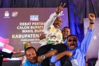 Calon Bupati Mimika, Maximus Tipagau, diangkat beramai-ramai oleh para pendukungnya. (Foto: Istimewa/Tim MP3)