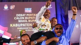 Calon Bupati Mimika, Maximus Tipagau, diangkat beramai-ramai oleh para pendukungnya. (Foto: Istimewa/Tim MP3)