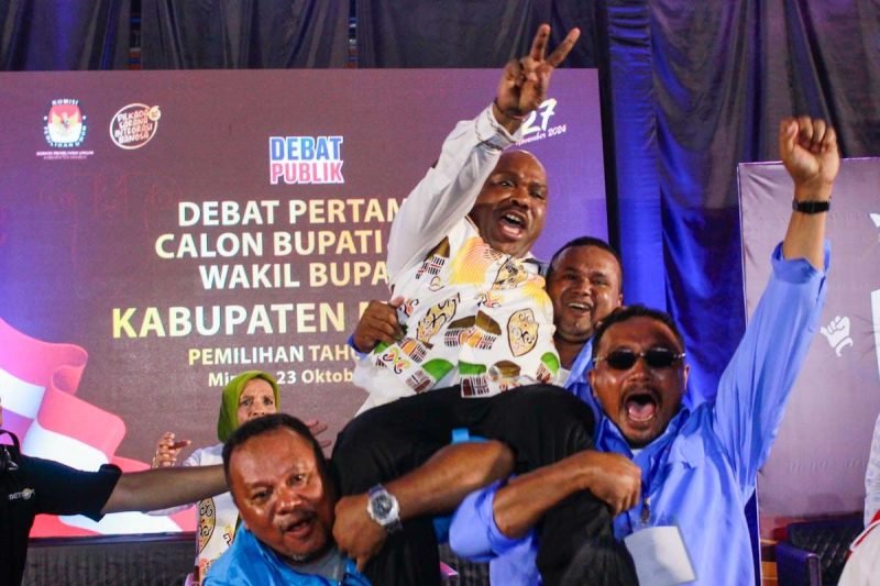 Calon Bupati Mimika, Maximus Tipagau, diangkat beramai-ramai oleh para pendukungnya. (Foto: Istimewa/Tim MP3)
