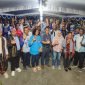 Foto bersama tim pemenangan AIYE dan warga Manggarai di Timika. (Foto: Istimewa/Tim AIYE)