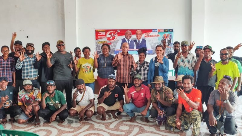 Foto bersama Calon Wakil Bupati Mimika, Yusuf Rombe, dengan para relawan alumni YPJ. (Foto: Galeri Papua/Endy Langobelen)