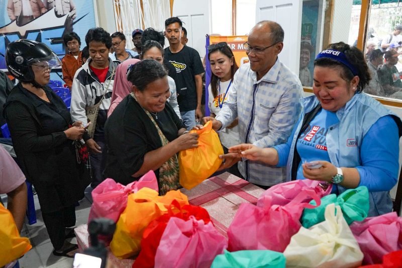 Calon Wakil Bupati Mimika, Yusuf Rombe, melayani masyarakat dengan program pasar murah. (Foto: Istimewa/Tim AIYE)