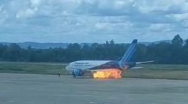 Sayap kiri pesawat Trigana Air mengeluarkan api di Bandara Sentani. (Foto: Istimewa/Tangkapan layar video)