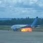 Sayap kiri pesawat Trigana Air mengeluarkan api di Bandara Sentani. (Foto: Istimewa/Tangkapan layar video)