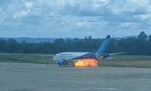 Sayap kiri pesawat Trigana Air mengeluarkan api di Bandara Sentani. (Foto: Istimewa/Tangkapan layar video)