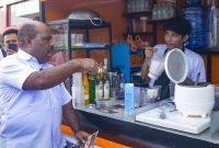 Calon Bupati Mimika, Maximus Tipagau, mengunjungi salah satu UMKM di Timika. (Foto: Istimewa/Tim MP3)