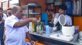 Calon Bupati Mimika, Maximus Tipagau, mengunjungi salah satu UMKM di Timika. (Foto: Istimewa/Tim MP3)