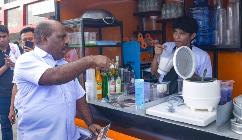 Calon Bupati Mimika, Maximus Tipagau, mengunjungi salah satu UMKM di Timika. (Foto: Istimewa/Tim MP3)