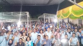 Foto bersama tim pemenangan AIYE dan warga pendukung AIYE. (Foto: Galeri Papua/Jefri Manehat)