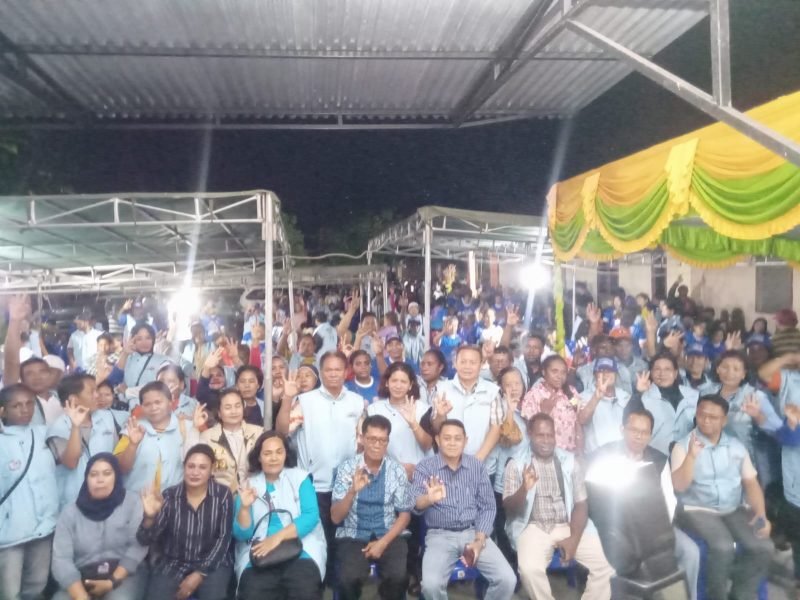 Foto bersama tim pemenangan AIYE dan warga pendukung AIYE. (Foto: Galeri Papua/Jefri Manehat)