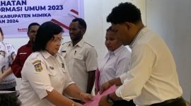 Perwakilan Dinas Kesehatan Mimika didampingi Kabid Inka BKPSDM Mimika menyerahkan SK PPPK kepada perwakilan Nakes. (Foto: Galeri Papua/Wahyu)