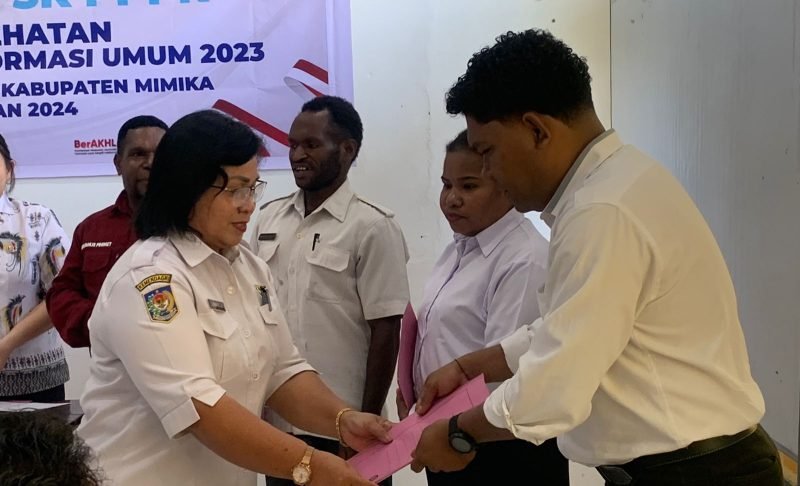 Perwakilan Dinas Kesehatan Mimika didampingi Kabid Inka BKPSDM Mimika menyerahkan SK PPPK kepada perwakilan Nakes. (Foto: Galeri Papua/Wahyu)