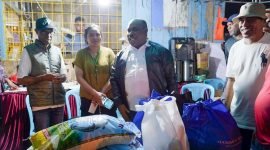 Calon Bupati Mimika, Maximus Tipagau, mengunjungi Posko Keluarga Besar Lamaholot-Flobamora yang terletak di Lapangan Timika Indah, Jalan Belibis, Rabu (6/11/2024).  (Foto: Istimewa/Tim MP3)