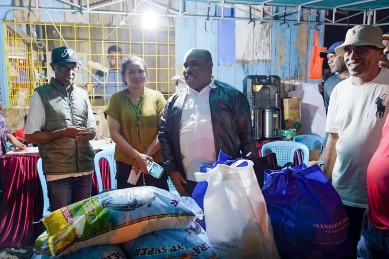 Calon Bupati Mimika, Maximus Tipagau, mengunjungi Posko Keluarga Besar Lamaholot-Flobamora yang terletak di Lapangan Timika Indah, Jalan Belibis, Rabu (6/11/2024).  (Foto: Istimewa/Tim MP3)