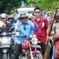 Calon Bupati Mimika, Maximus Tipagau, menggunakan sepeda motor menyambangi warga di Kwamki Narama. (Foto: Istimewa/Tim MP3)