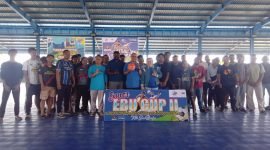 Foto bersama Calon Wakil Bupati Mimika, Yusuf Rombe, dengan peserta tim futsal yang akan bertanding pada turnamen Super EBU Cup II. (Foto: Galeri Papua/Jefri Manehat)