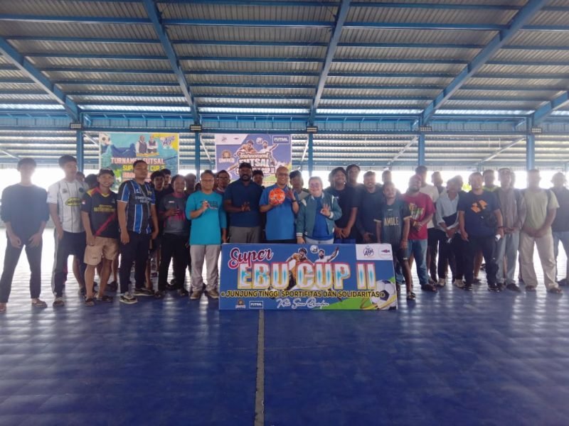 Foto bersama Calon Wakil Bupati Mimika, Yusuf Rombe, dengan peserta tim futsal yang akan bertanding pada turnamen Super EBU Cup II. (Foto: Galeri Papua/Jefri Manehat)