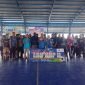 Foto bersama Calon Wakil Bupati Mimika, Yusuf Rombe, dengan peserta tim futsal yang akan bertanding pada turnamen Super EBU Cup II. (Foto: Galeri Papua/Jefri Manehat)