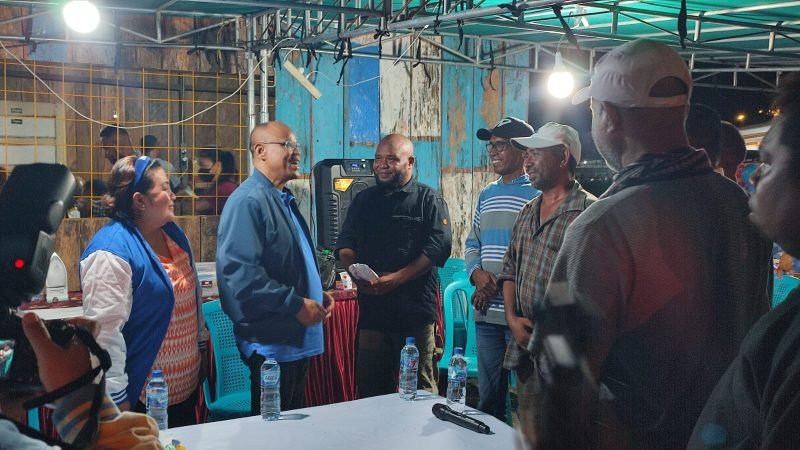 Calon Wakil Bupati Mimika, Yusuf Rombe, bersama istrinya Erda Rombe mengunjungi  Posko Peduli Lewotobi IKF Timika, di Jalan Belibis, Timika, Papua Tengah, Kamis (7/11/2024). (Foto: Galeri Papua/Endy Langobelen)