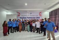 Foto bersama kegiatan pembekalan hukum kepemiluan yang digelar oleh Paslon Maximus-Peggi. (Foto: Istimewa/Tim MP3)