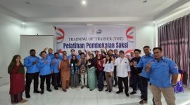 Foto bersama kegiatan pembekalan hukum kepemiluan yang digelar oleh Paslon Maximus-Peggi. (Foto: Istimewa/Tim MP3)