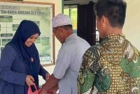 Peggi Patrisia Pattipi menggelar kegiatan Jumat Berkah di Masjid Darul Muttaqin, Jalan Satrio Sari, TSM Karya Kencana, SP-3, Jumat (8/11/2024). (Foto: Istimewa/Tim MP3)