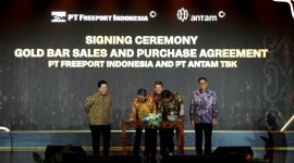 Presiden Direktur PT Freeport Indonesia, Tony Wenas (kedua kiri), dan Direktur Utama PT Aneka Tambang Tbk, Nico Canter, menandatangani perjanjian jual beli emas. (Foto: Istimewa/Corporate Communication PTFI)