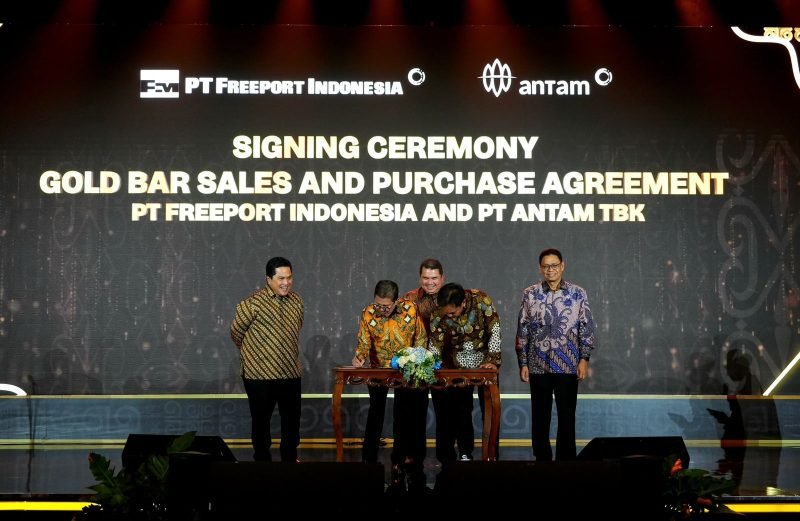 Presiden Direktur PT Freeport Indonesia, Tony Wenas (kedua kiri), dan Direktur Utama PT Aneka Tambang Tbk, Nico Canter, menandatangani perjanjian jual beli emas. (Foto: Istimewa/Corporate Communication PTFI)