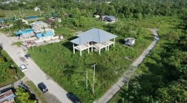 Yusuf Rombe mempersembahkan tanahnya untuk keperluan pembangunan gedung kantor Gereja Bethel Indonesia. (Foto: Istimewa/Tim AIYE)