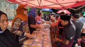 AIYE menyediakan ratusan paket makanan dalam kegiatan Jumat Berkah di Jalan Makarena, Timika, Papua Tengah. (Foto: Istimewa/Yoseph)