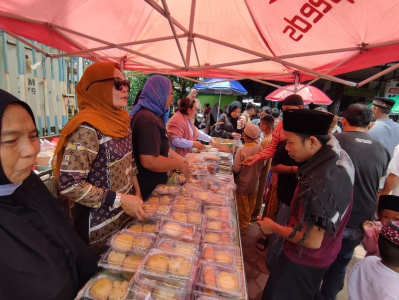 AIYE menyediakan ratusan paket makanan dalam kegiatan Jumat Berkah di Jalan Makarena, Timika, Papua Tengah. (Foto: Istimewa/Yoseph)
