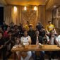 Foto bersama wartawan dan Satgas ODC di Mimika. (Foto: Istimewa/Satgas Humas ODC)B