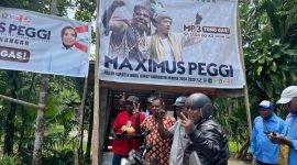 Calon Bupati Mimika, Maximus Tipagau, blusukan ke masyarakat menggunakan sepeda motor. (Foto: Istimewa/Tim MP3)