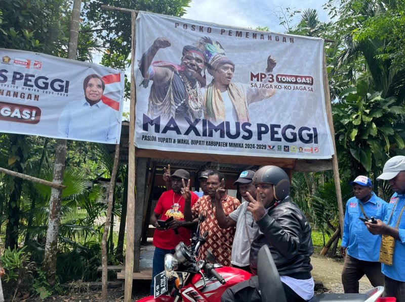 Calon Bupati Mimika, Maximus Tipagau, blusukan ke masyarakat menggunakan sepeda motor. (Foto: Istimewa/Tim MP3)