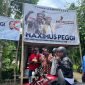 Calon Bupati Mimika, Maximus Tipagau, blusukan ke masyarakat menggunakan sepeda motor. (Foto: Istimewa/Tim MP3)