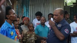 Maximus meneteskan air mata saat berkunjung ke komunitas Suku Mee di Kota Timika. (Foto: Istimewa/Brendy - Emmanuel)