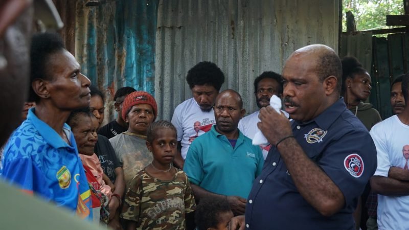 Maximus meneteskan air mata saat berkunjung ke komunitas Suku Mee di Kota Timika. (Foto: Istimewa/Brendy - Emmanuel)