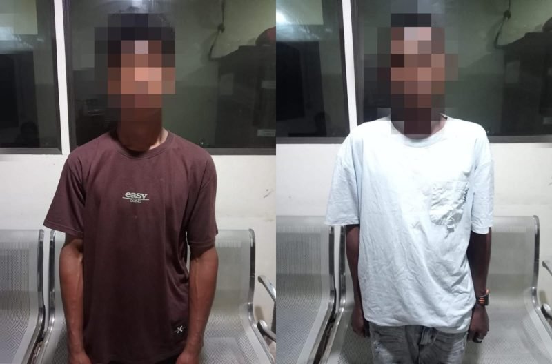 Dua tersangka kasus pembunuhan di Timika ditangkap polisi di lokasi pendulangan. (Foto: Istimewa/Humas Polsek Mimika Baru)