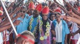 Calon Bupati Mimika dan Wakil Bupati Mimika, Maximus Tipagau dan Peggi Patrisia Pattipi, bersama warga masyarakat Maluku di Mimika. (Foto: Istimewa/Tim MP3)