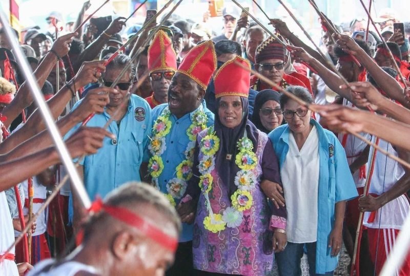 Calon Bupati Mimika dan Wakil Bupati Mimika, Maximus Tipagau dan Peggi Patrisia Pattipi, bersama warga masyarakat Maluku di Mimika. (Foto: Istimewa/Tim MP3)