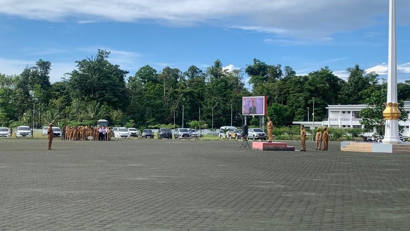 Pj Bupati Mimika, Valentinus Sudarjanto Sumito saat memimpin apel gabungan. (Foto: Galeri Papua/Wahyu)