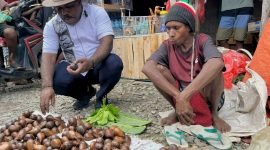 Calon Bupati Mimika, Maximus Tipagau, mendengarkan aspirasi masyarakat di Pasar Sentral Timika, Papua Tengah. (Foto: Istimewa/Tim MP3)