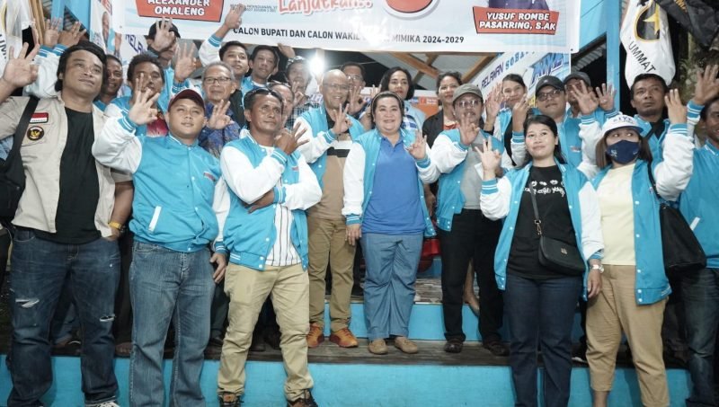 Foto bersama Calon Wakil Bupati Mimika, Yusuf Rombe, dengan para relawan Sobat Noken AIYE. (Foto: Istimewa/Tim AIYE)