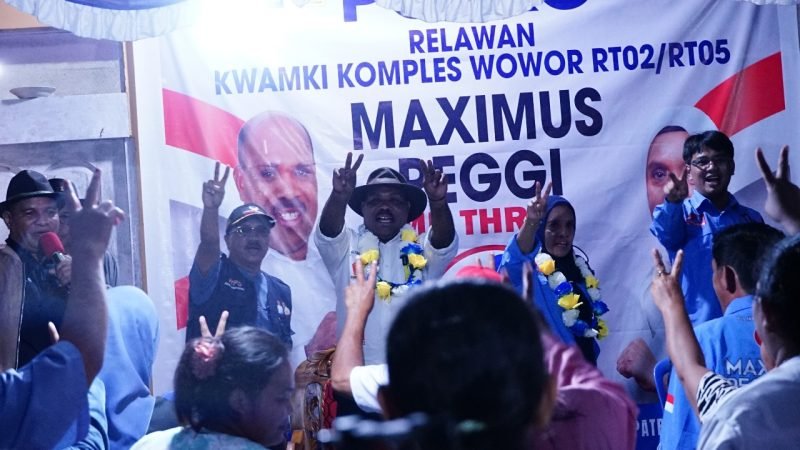 Calon Bupati Mimika dan Wakil Bupati Mimika, Maximus Tipagau dan Peggi Patrisia Pattipi, bersama relawan Posko Kompleks Wowor. (Foto: Istimewa/Tim MP3)