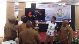 Penjabat Bupati Mimika, Valentinus Sudarjanto Sumito, didampingi Penjabat Sekretaris Daerah Mimika, Petrus Yumte, meluncurkan aplikasi SI-MONIKA di Hotel Horison Diana, Timika, Papua Tengah. (Foto: Galeri Papua/Jefri Manehat)