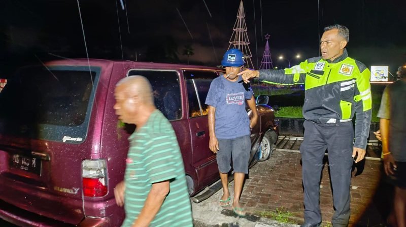 Kondisi mobil usai tabrak Bundaran Petrosea di Timika, Papua Tengah. (Foto: Istimewa)